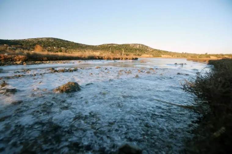 SPEKTAKULARNI PRIZORI KOD TISNOG: Pogledajte kako izgleda zaleđeno more!