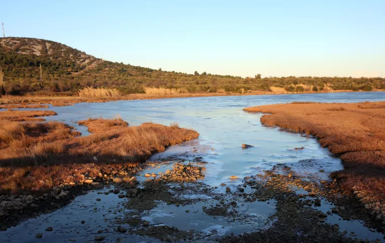 Zbog niskih temperatura i orkanske bure zaledilo se more u uvali Ivinje kod Tisnog