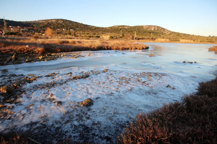 Zbog niskih temperatura i orkanske bure zaledilo se more u uvali Ivinje kod Tisnog