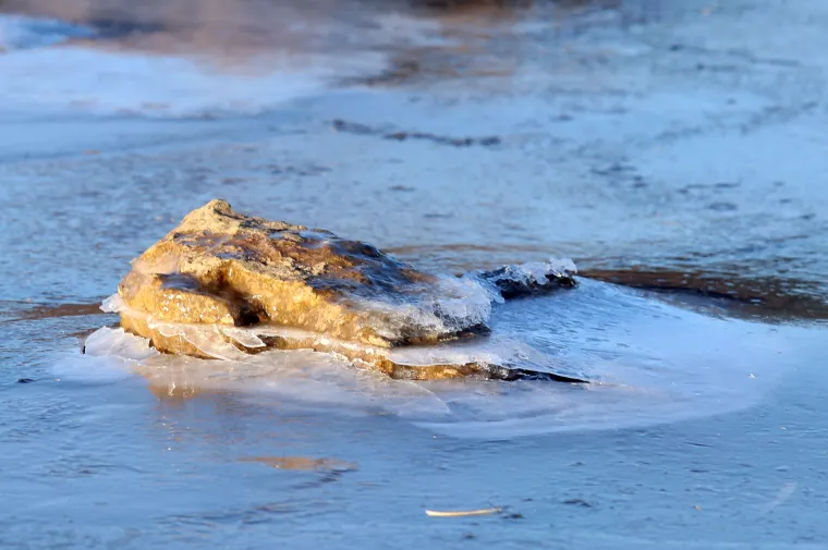Zbog niskih temperatura i orkanske bure zaledilo se more u uvali Ivinje kod Tisnog