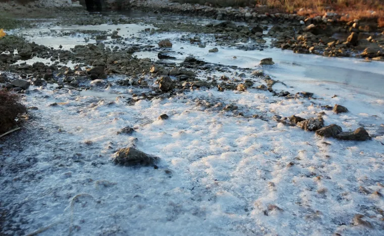 Zbog niskih temperatura i orkanske bure zaledilo se more u uvali Ivinje kod Tisnog