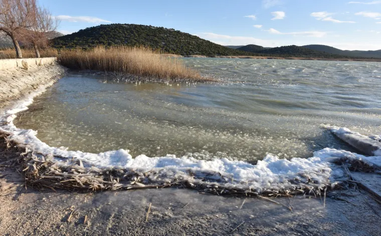 Zbog niskih temperatura i orkanske bure zaledilo se more u uvali Ivinje kod Tisnog
