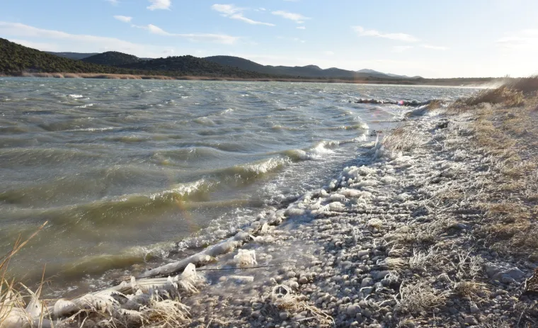 Zbog niskih temperatura i orkanske bure zaledilo se more u uvali Ivinje kod Tisnog