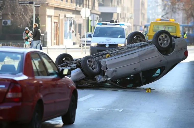 Jedna osoba je prevezena u bolnicu, no nema informacija o težini zadobivenih ozljeda.