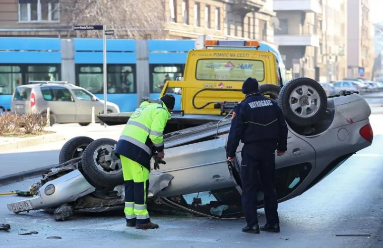 Automobil zavr&scaron;io na krovu nakon sudara