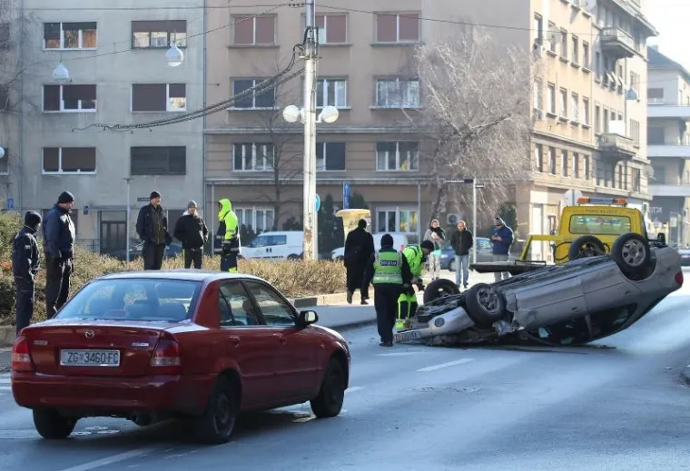 U subotu prijepodne u Derenčinovoj ulici u Zagrebu dogodio se sudar dvaju automobila u kojem je jedno vozilo zavr&scaron;ilo na krovu.