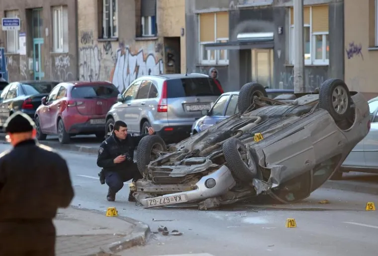 Automobil zavr&scaron;io na krovu nakon sudara