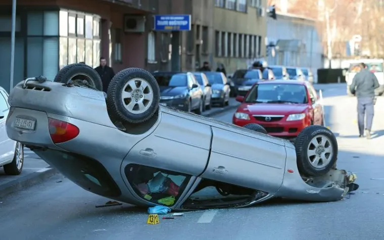 Automobil zavr&scaron;io na krovu nakon sudara