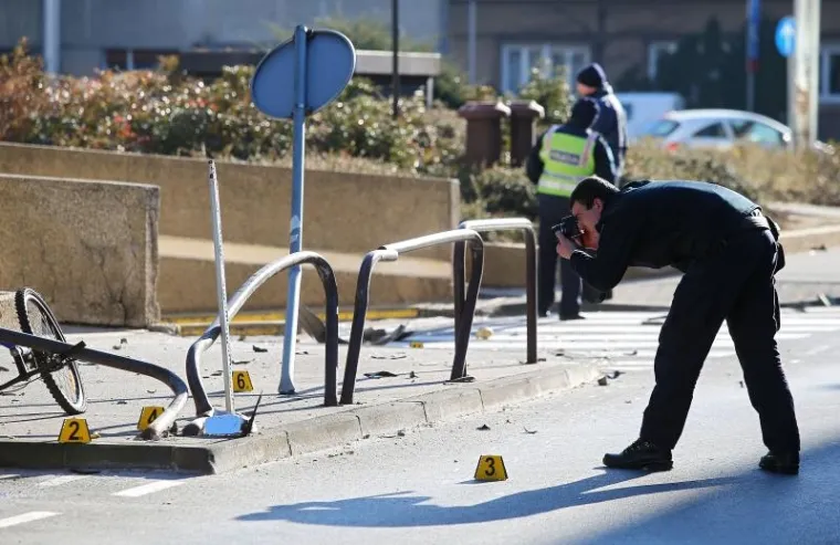 Automobil zavr&scaron;io na krovu nakon sudara