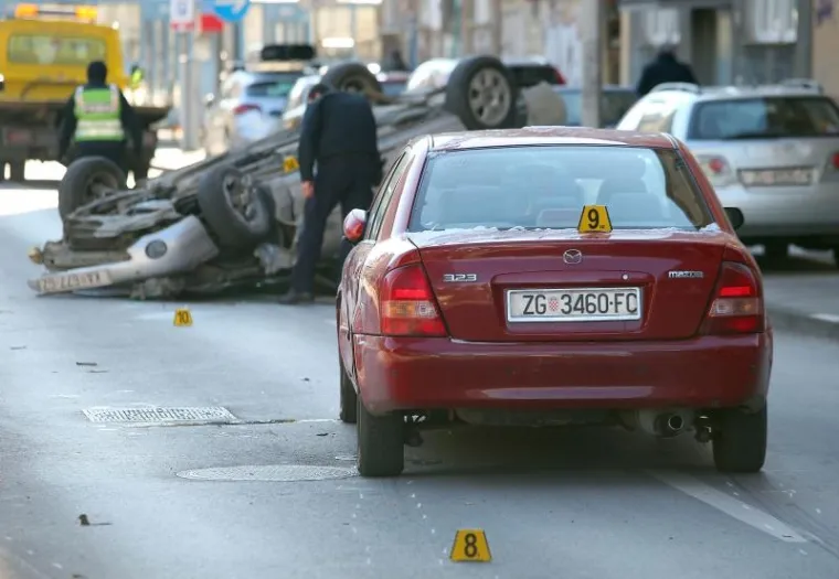 Automobil zavr&scaron;io na krovu nakon sudara