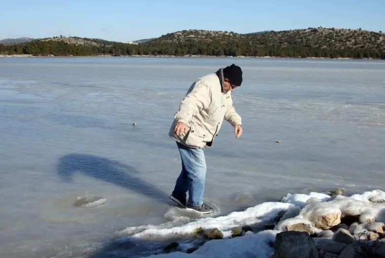 U Zablaću se zaledila cijela uvala. Jaka bura i niske temperature zaledile su more.