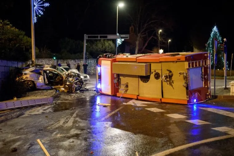 U subotu oko 19.30 sati u ulici Put Republike u Dubrovniku dogodila se te&scaron;ka prometna nesreća u kojoj je vi&scaron;e osoba ozlijeđeno. Vatrogasna cisterna koja je jurila na intervenciju u Komolac zabila se u osobno vozilo marke Mercedes pri čemu se prevrnula na bok. U trenutku sudara voda se izlila iz cisterne, a zbog niskih se temperatura na tlu pretvorila u led.