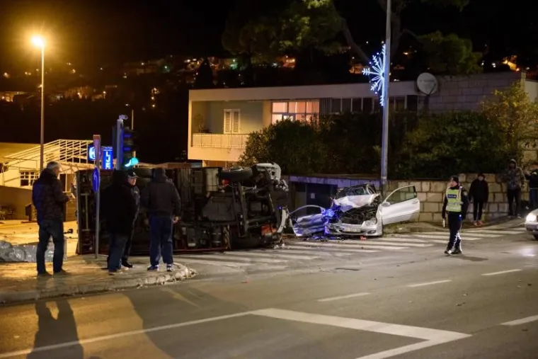 U NESREĆI U DUBROVNIKU VI&Scaron;E OSOBA OZLIJEĐENO: Voda se izlila iz vatrogasne cisterne i zaledila čitav kolnik