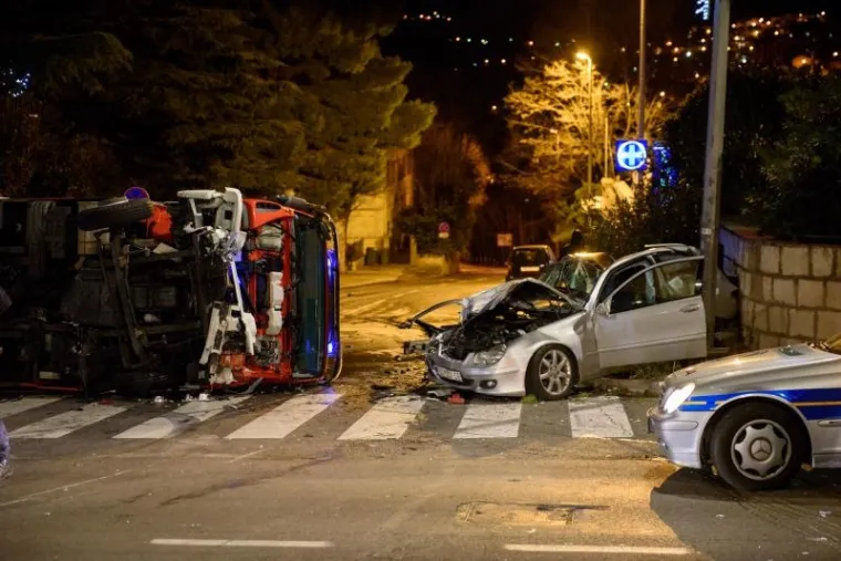 U NESREĆI U DUBROVNIKU VI&Scaron;E OSOBA OZLIJEĐENO: Voda se izlila iz vatrogasne cisterne i zaledila čitav kolnik