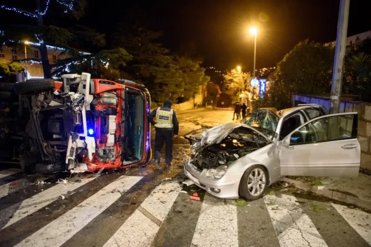 U NESREĆI U DUBROVNIKU VI&Scaron;E OSOBA OZLIJEĐENO: Voda se izlila iz vatrogasne cisterne i zaledila čitav kolnik