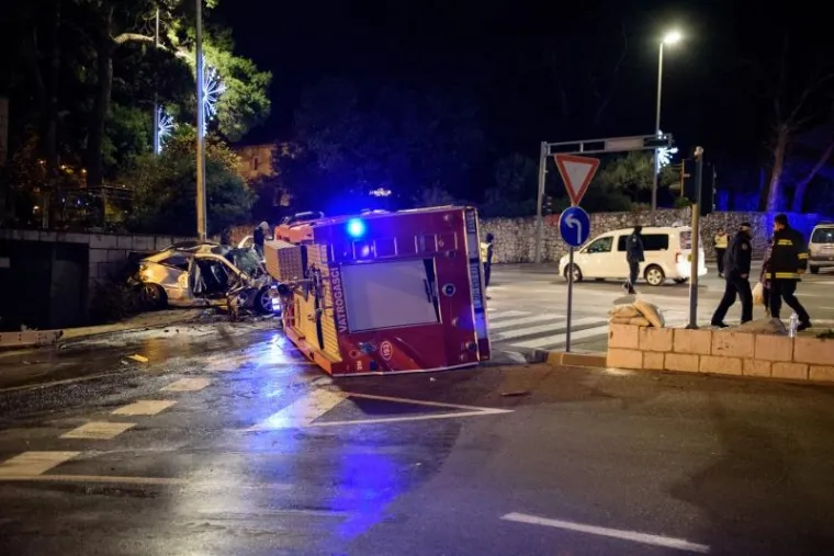 U NESREĆI U DUBROVNIKU VI&Scaron;E OSOBA OZLIJEĐENO: Voda se izlila iz vatrogasne cisterne i zaledila čitav kolnik