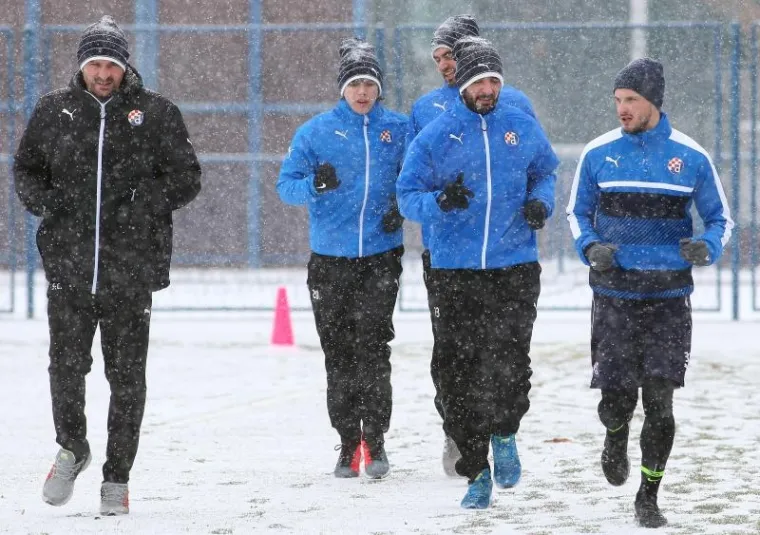 Nogometa&scaron;i Dinama u Maksimiru su odradili prvi trening u sklopu priprema za proljetni dio sezone u kojem će poku&scaron;ati nadoknaditi &scaron;est bodova zaostatka za Rijekom.