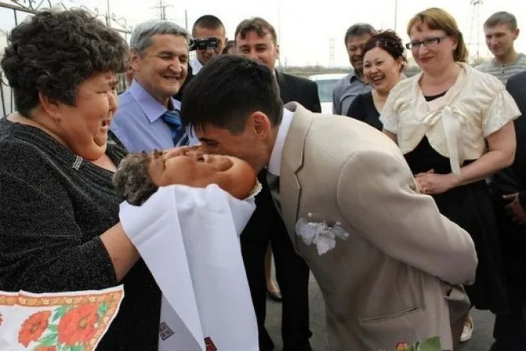 RUSI NITI NA DAN VJENČANJA NE BJEŽE OD BIZARNOSTI: Njihova ludost nikada ne spava