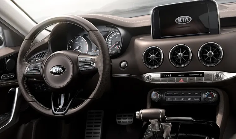 STIGLA KIA STINGER GT: Najsportskiji model južnokorejskog proizvođača traži svoje mjesto u visokom dru&scaron;tvu