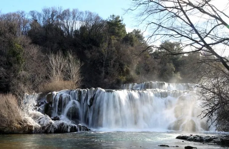BAJKOVITA ZIMSKA IDILA: Polarni val hladnoće zaledio poznate slapove Krke