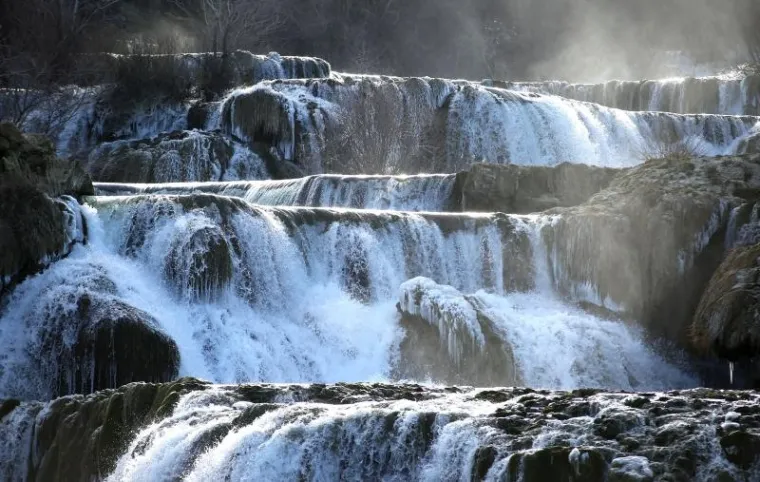 Hladnoća u Dalmacji se ne smiruje. Zaleđeni su i poznati Slapovi Krke u NP Krka