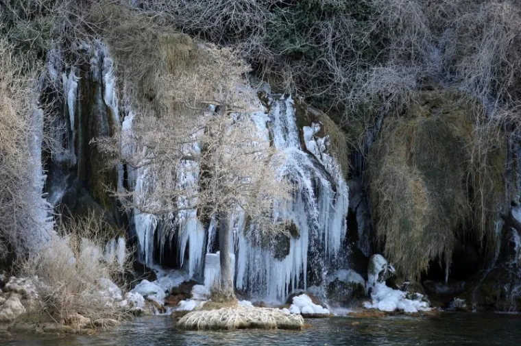 BAJKOVITA ZIMSKA IDILA: Polarni val hladnoće zaledio poznate slapove Krke