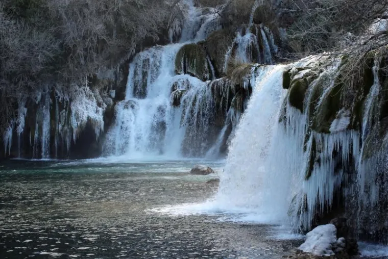 BAJKOVITA ZIMSKA IDILA: Polarni val hladnoće zaledio poznate slapove Krke