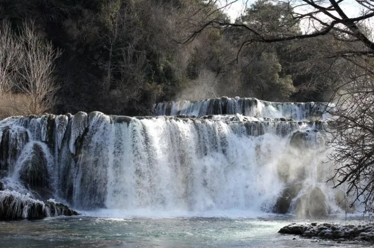 BAJKOVITA ZIMSKA IDILA: Polarni val hladnoće zaledio poznate slapove Krke
