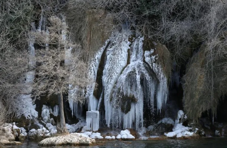 BAJKOVITA ZIMSKA IDILA: Polarni val hladnoće zaledio poznate slapove Krke