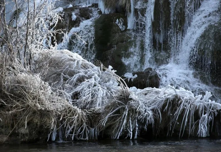 BAJKOVITA ZIMSKA IDILA: Polarni val hladnoće zaledio poznate slapove Krke