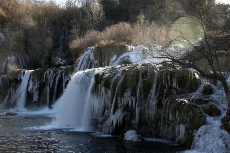 BAJKOVITA ZIMSKA IDILA: Polarni val hladnoće zaledio poznate slapove Krke