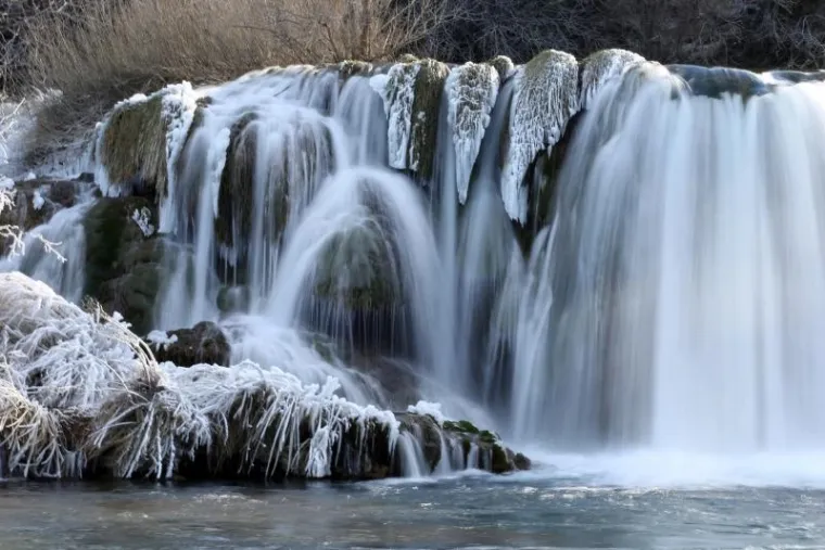 BAJKOVITA ZIMSKA IDILA: Polarni val hladnoće zaledio poznate slapove Krke