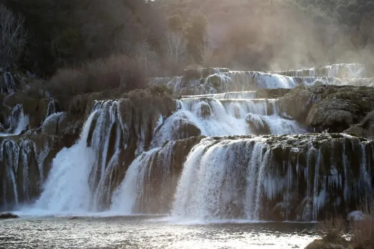 BAJKOVITA ZIMSKA IDILA: Polarni val hladnoće zaledio poznate slapove Krke