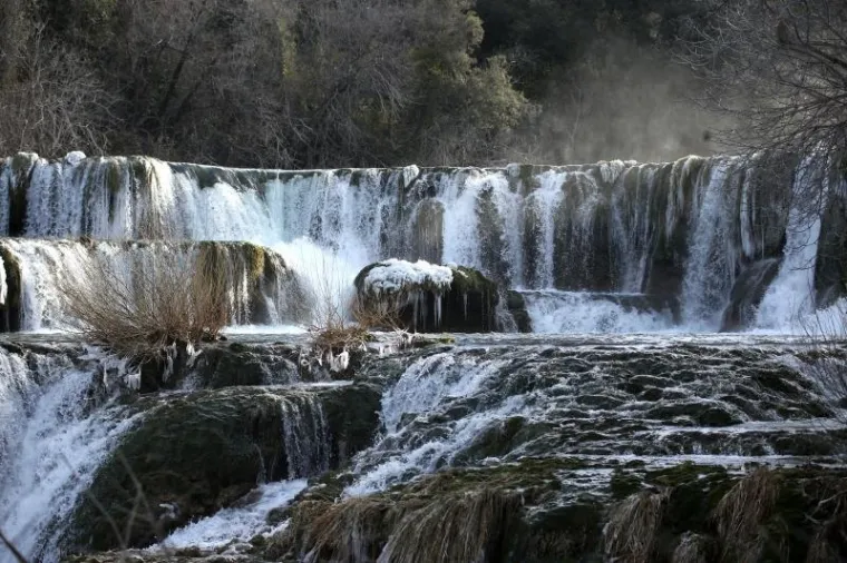 BAJKOVITA ZIMSKA IDILA: Polarni val hladnoće zaledio poznate slapove Krke