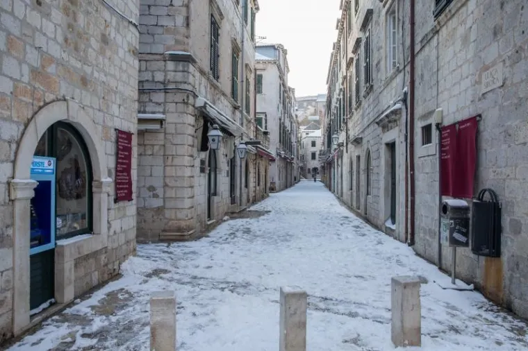 PRIZORI KOJI SE NE VIĐAJU ČESTO: Ulice grada Dubrovnika prekrio je snježni pokrivač