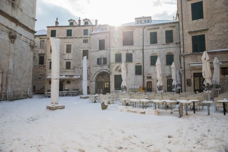 PRIZORI KOJI SE NE VIĐAJU ČESTO: Ulice grada Dubrovnika prekrio je snježni pokrivač