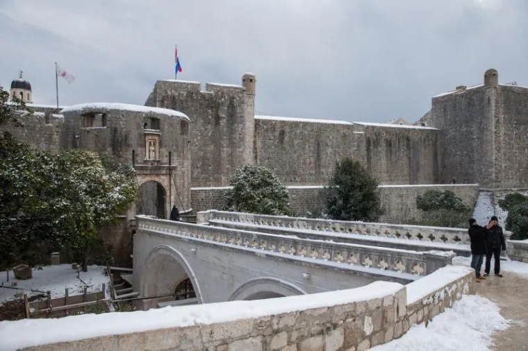 PRIZORI KOJI SE NE VIĐAJU ČESTO: Ulice grada Dubrovnika prekrio je snježni pokrivač