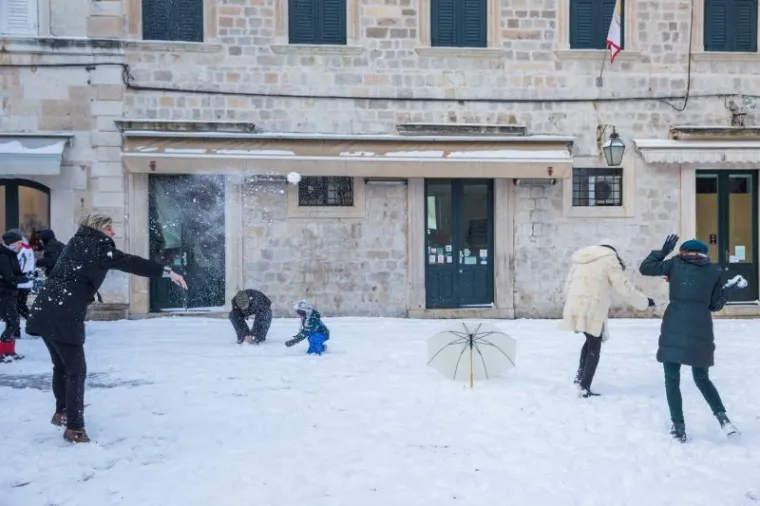 PRIZORI KOJI SE NE VIĐAJU ČESTO: Ulice grada Dubrovnika prekrio je snježni pokrivač