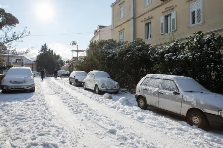 PRIZORI KOJI SE NE VIĐAJU ČESTO: Ulice grada Dubrovnika prekrio je snježni pokrivač