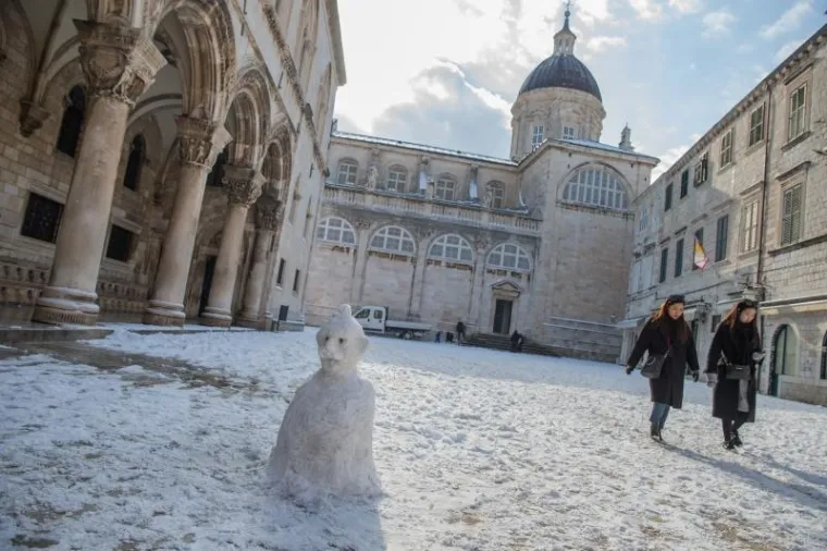 PRIZORI KOJI SE NE VIĐAJU ČESTO: Ulice grada Dubrovnika prekrio je snježni pokrivač