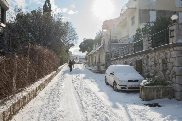 PRIZORI KOJI SE NE VIĐAJU ČESTO: Ulice grada Dubrovnika prekrio je snježni pokrivač