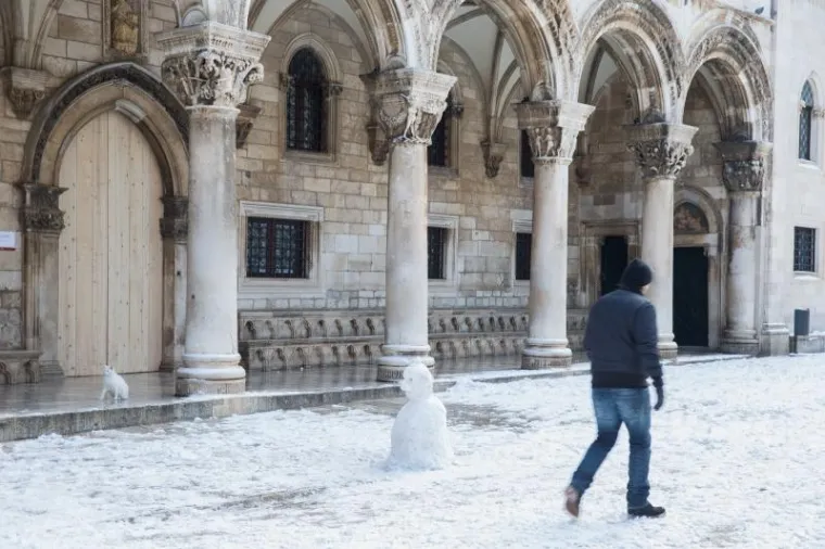 PRIZORI KOJI SE NE VIĐAJU ČESTO: Ulice grada Dubrovnika prekrio je snježni pokrivač