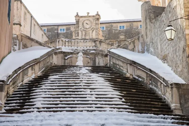 PRIZORI KOJI SE NE VIĐAJU ČESTO: Ulice grada Dubrovnika prekrio je snježni pokrivač