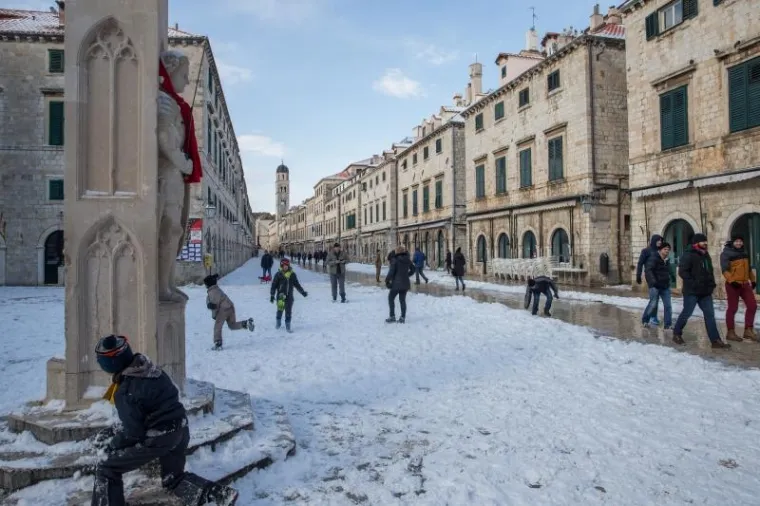 PRIZORI KOJI SE NE VIĐAJU ČESTO: Ulice grada Dubrovnika prekrio je snježni pokrivač