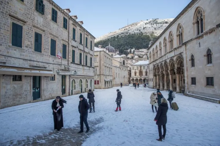 PRIZORI KOJI SE NE VIĐAJU ČESTO: Ulice grada Dubrovnika prekrio je snježni pokrivač