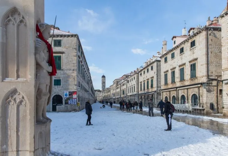 PRIZORI KOJI SE NE VIĐAJU ČESTO: Ulice grada Dubrovnika prekrio je snježni pokrivač