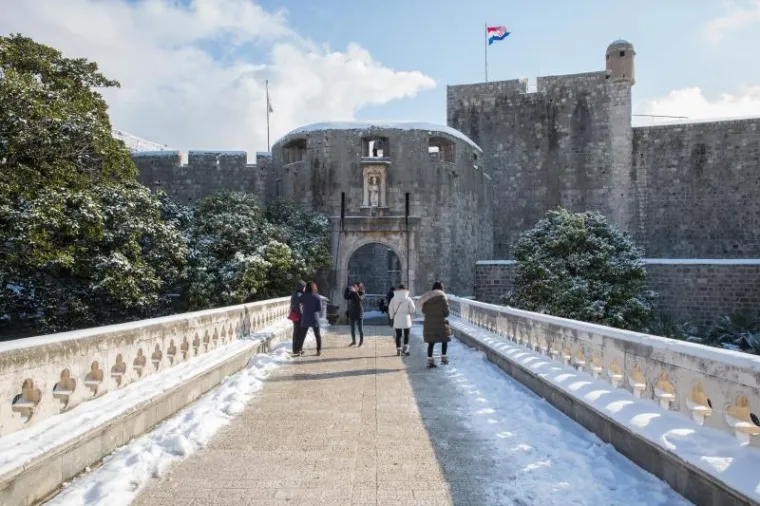 PRIZORI KOJI SE NE VIĐAJU ČESTO: Ulice grada Dubrovnika prekrio je snježni pokrivač
