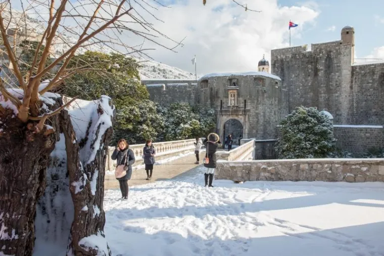 PRIZORI KOJI SE NE VIĐAJU ČESTO: Ulice grada Dubrovnika prekrio je snježni pokrivač