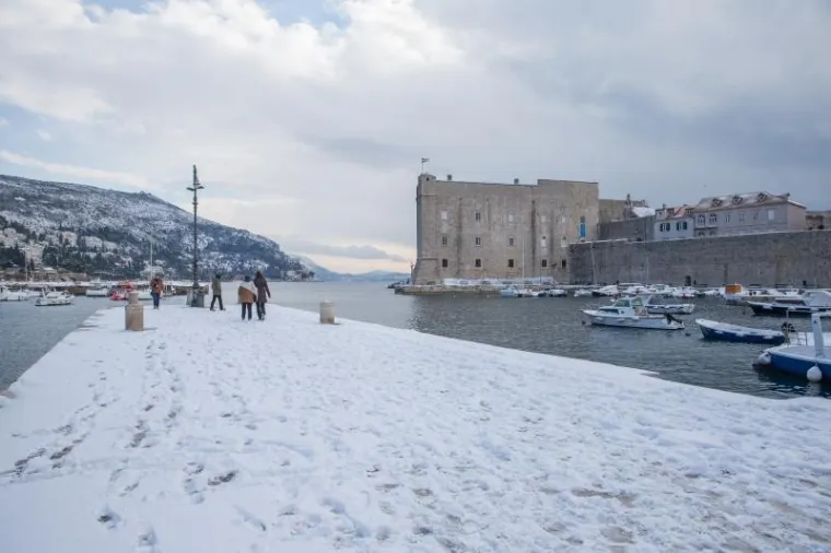 PRIZORI KOJI SE NE VIĐAJU ČESTO: Ulice grada Dubrovnika prekrio je snježni pokrivač