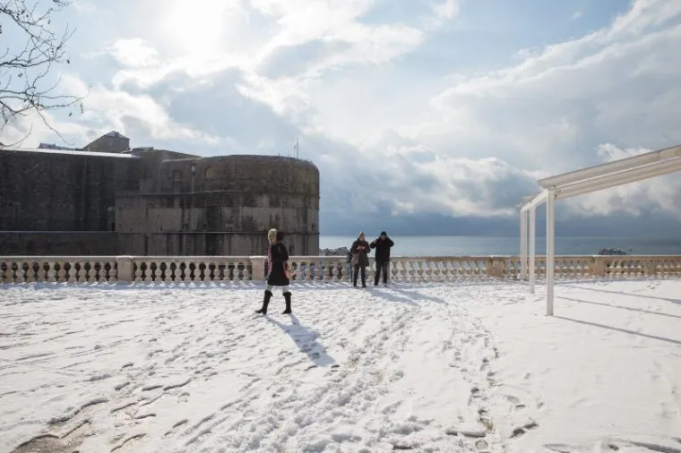 PRIZORI KOJI SE NE VIĐAJU ČESTO: Ulice grada Dubrovnika prekrio je snježni pokrivač